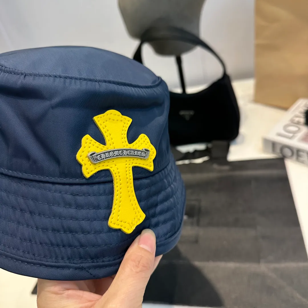 P70 𝐶ℎ𝑟𝑜𝑚𝑒 𝐻𝑒𝑎𝑟𝑡𝑠 Crow Heart Chocolate Barbie Pink Cross Leather Brand Horseshoe Roll Sleeves Sanskrit Letters Fisherman Hat Sun Hat